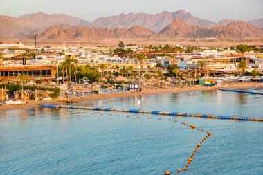 Sharm El Sheikh, EGYPT - Şubat 2021: Sharm El Sheikh 'te gün doğumunda çatıdan Naama Körfezi manzarası.