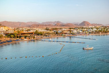 Sharm El Sheikh, EGYPT - Şubat 2021: Sharm El Sheikh 'te gün doğumunda çatıdan Naama Körfezi manzarası.