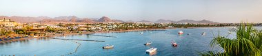 Sharm El Sheikh, EGYPT - Şubat 2021: Sharm El Sheikh 'te gün doğumunda çatıdan Naama Körfezi manzarası.