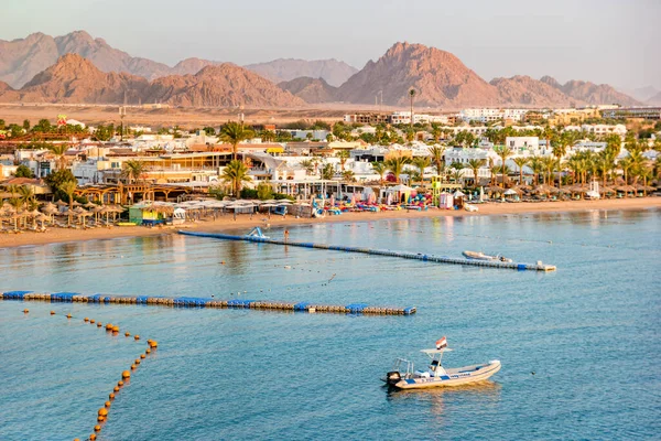 Sharm El Sheikh, EGYPT - Şubat 2021: Sharm El Sheikh 'te gün doğumunda çatıdan Naama Körfezi manzarası.