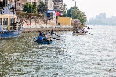 CAIRO, EGYPT - Şubat 2021: teknedeki balıkçı. Mısır, Kahire 'deki Nil nehrinde günlük yaşam.