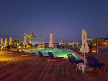 Sharm El Sheikh, EGYPT - Şubat 2021: Sharm El Sheikh 'de gece otel çatı havuzu.