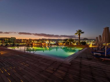 Sharm El Sheikh, EGYPT - Şubat 2021: Sharm El Sheikh 'de gece otel çatı havuzu.