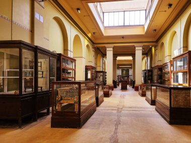 CAIRO, EGYPT - Şubat 2021: Kahire 'deki Mısır Müzesi' nin iç görünümü.