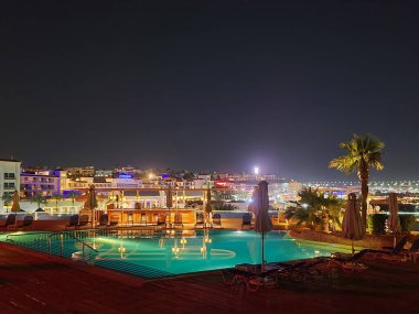 Sharm El Sheikh, EGYPT - Şubat 2021: Sharm El Sheikh 'de gece otel çatı havuzu.