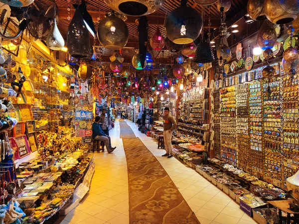 Sharm El Sheikh, EGYPT - Şubat 2021: Sharm El Sheikh, Mısır 'da hediyelik eşya dükkanları