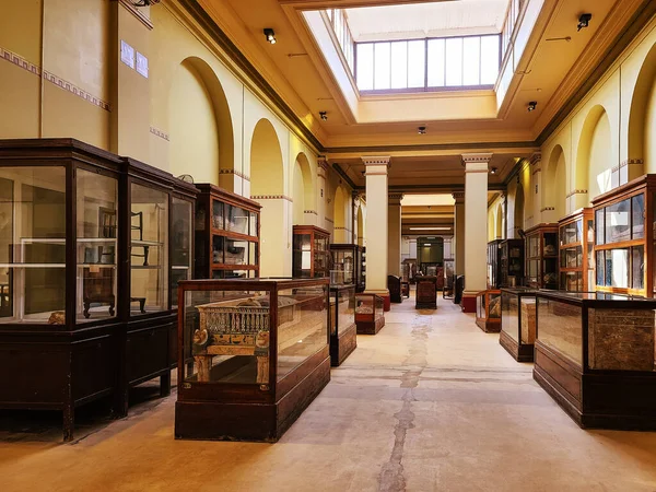 CAIRO, EGYPT - Şubat 2021: Kahire 'deki Mısır Müzesi' nin iç görünümü.