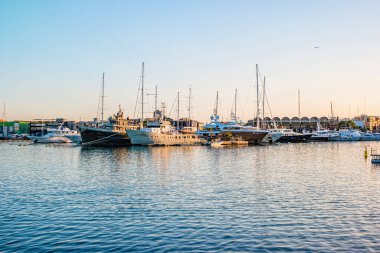VALENCIA, İspanya - Haziran 2019: Günbatımında Valencia Limanı