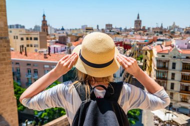 Hasır şapkalı genç bir kız yukarıdan Valencia 'ya bakıyor.