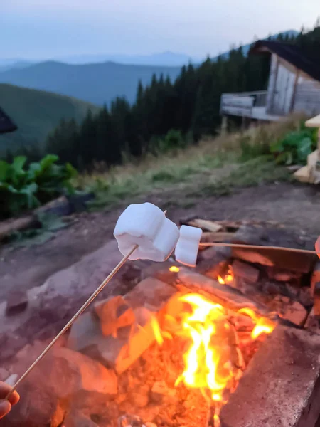 Arrostire Marshmallow Sul Fuoco Delle Montagne — Foto Stock