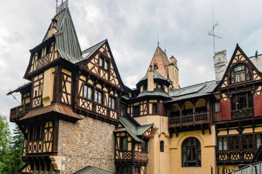 Romanya 'nın Sinaia kentinde yağmurlu bir günde Pelisor Kalesi.