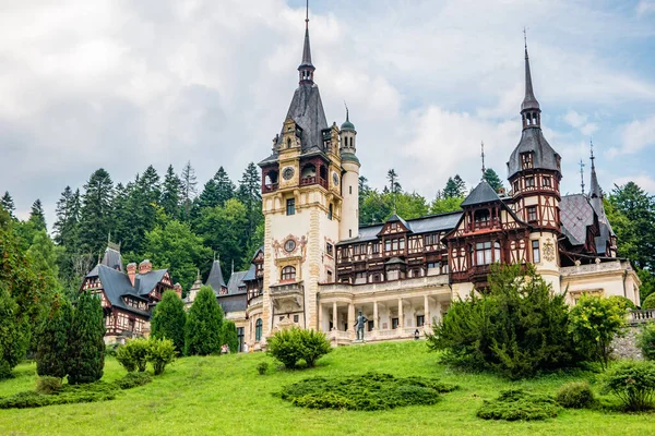 Castelo Peles Dia Chuvoso Sinaia Romênia — Fotografia de Stock