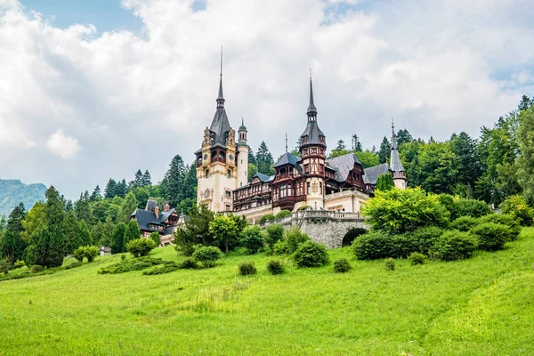 Castelo Peles Dia Chuvoso Sinaia Romênia — Fotografia de Stock