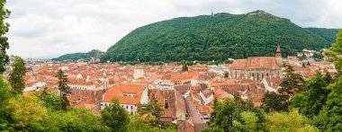 Romanya 'nın eski Brasov kentinin en iyi manzarası.