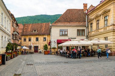 Brasov, Romanya - Ağustos 2021: Eski Brasov kentinin sokakları