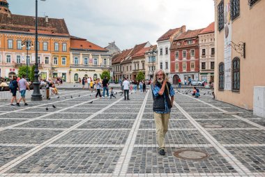 Brasov, Romanya - Ağustos 2021: Eski Brasov kentinin sokakları