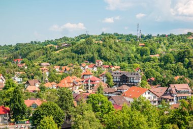 Romanya 'daki bir kalenin penceresinden Bran kasabasının manzarası.