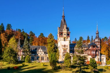 Romanya 'nın Sinaia kentinde yağmurlu bir günde Peles kalesi.