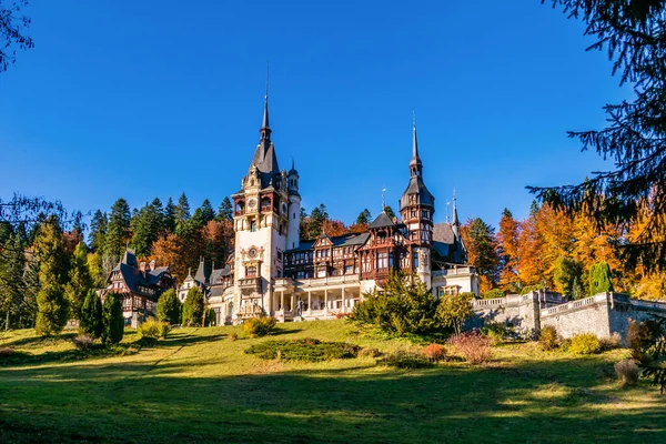 Castelo Peles Dia Chuvoso Sinaia Romênia — Fotografia de Stock