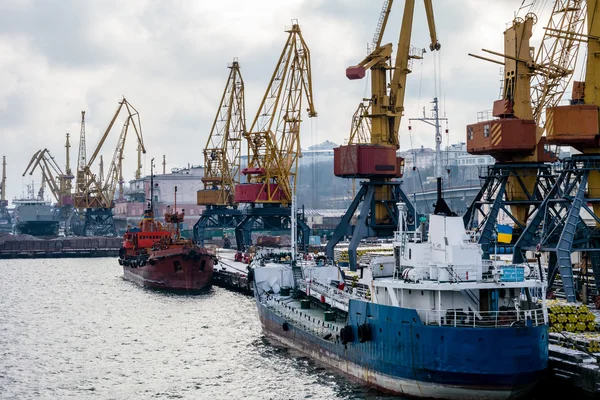 Guindastes de carga no porto no inverno e barcos — Fotografia de Stock