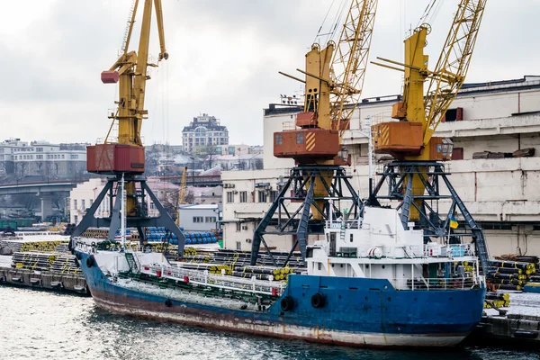 Guindastes de carga no porto no inverno e barco — Fotografia de Stock