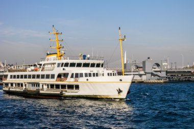 Istanbul feribot önünde Galata Köprüsü.