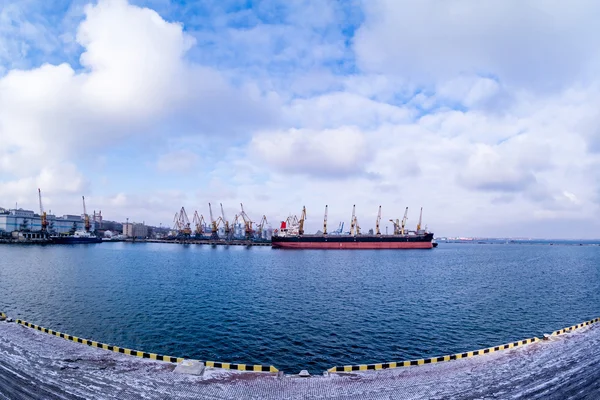 Lastfartyg i hamnen i vinter — Stockfoto