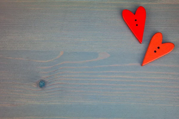 Червоні серця на сірому дерев'яному фоні . — стокове фото