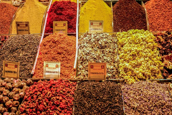 Thé turc sur Grand bazar à Istanbul. Marché aux épices . — Photo