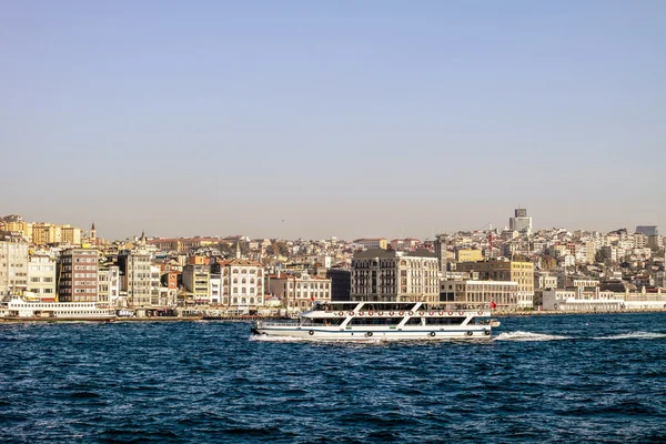 Ferry de Estambul. Barco en el Bósforo . — Foto de Stock