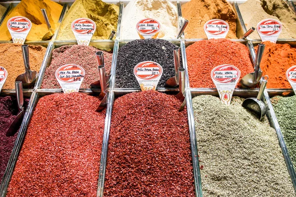 イスタンブールのグランド バザールでトルコ スパイス. — ストック写真