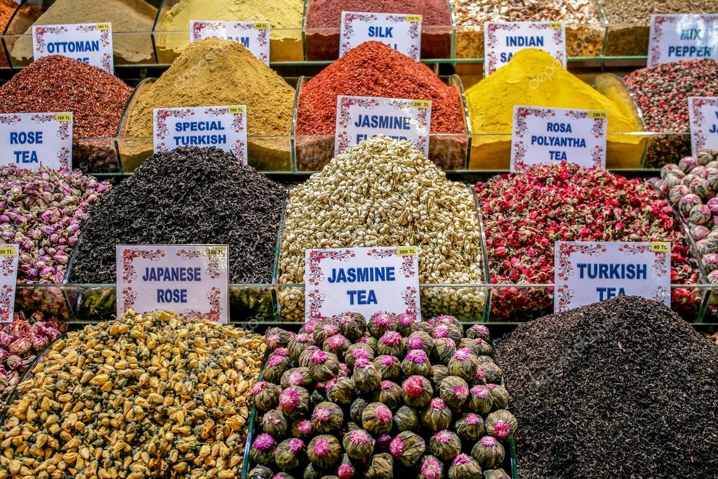 Turkish tea on Grand bazaar in Istanbul. Spice market. — Stock Photo