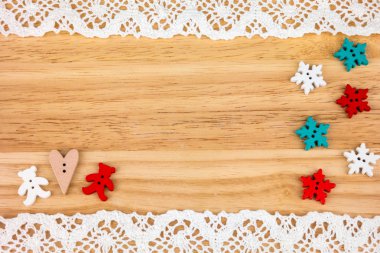 İki ayı kalpleri ve dantel ahşap zemin üzerine kar taneleri ile. Düğme aşk taşımaktadır. Düğme seviyorum. Ahşap düğme. Kartpostal Sevgiliye için.