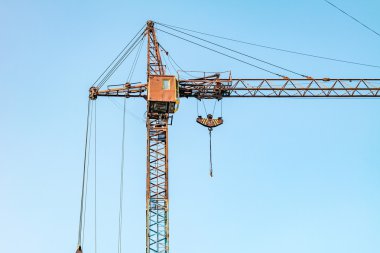 İnşaat. Vinç. Mavi gökyüzü.