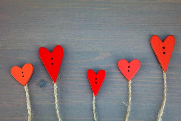 Postkaart voor de Valentijn. Knop liefde. Houten knoppen. Knop liefde bomen op grijze houten achtergrond. Valentijnskaart. — Stockfoto