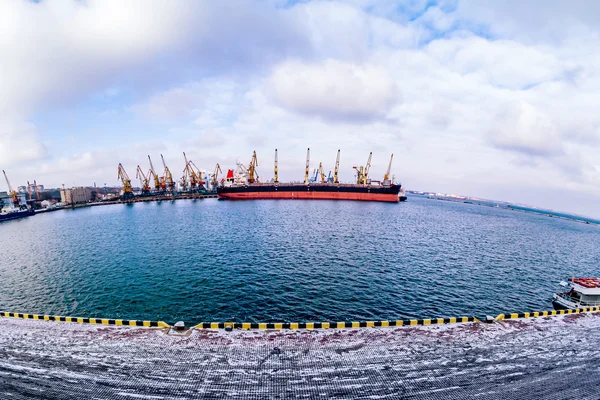 Navio de carga no porto — Fotografia de Stock