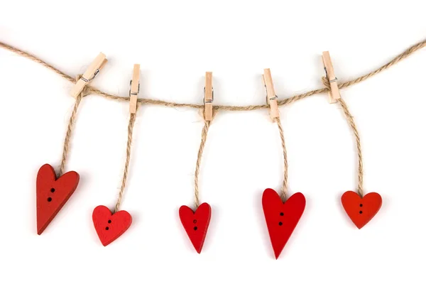 Cuori di legno su mollette su sfondo bianco. Cartolina per San Valentino. Pulsante amore. Bottoni di legno. Cartolina di San Valentino . — Foto Stock