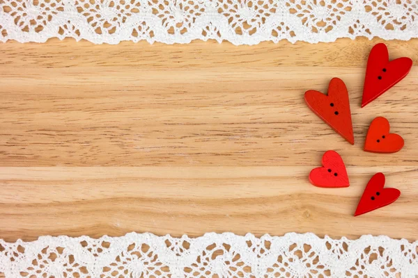 Houten harten op houten achtergrond met kant. Postkaart voor de Valentijn. Knop liefde. Houten knoppen. Valentijnskaart. Bruiloft kaart. — Stockfoto