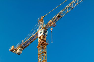 İnşaat. Vinç. Mavi gökyüzü.