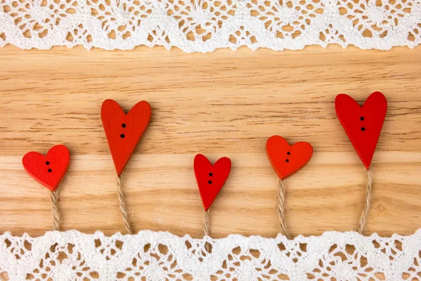 Knop liefde bomen op houten achtergrond met kant. Postkaart voor de Valentijn. Knop liefde. Houten knoppen. Valentijnskaart. Bruiloft kaart. — Stockfoto
