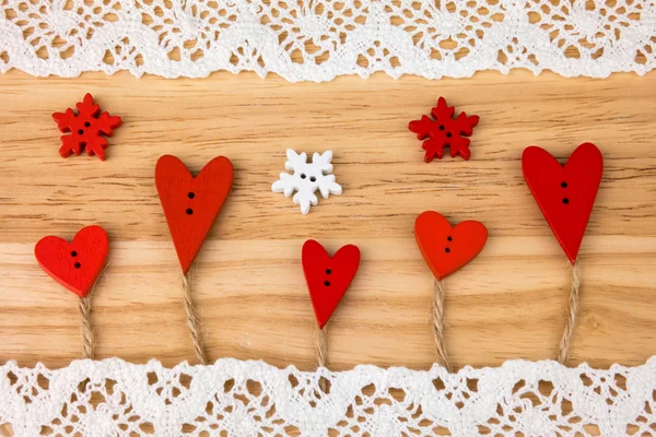 Botón de amor árboles con copos de nieve sobre fondo de madera con encaje. Tarjeta postal para el San Valentín. Botón de amor. Botones de madera. Una postal de San Valentín. Tarjeta de boda . — Foto de Stock