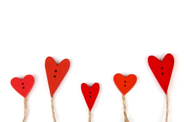 Rode valentines harten op witte achtergrond. Knop liefde. Houten knoppen. Houten harten Postkaart voor de Valentijn. — Stockfoto
