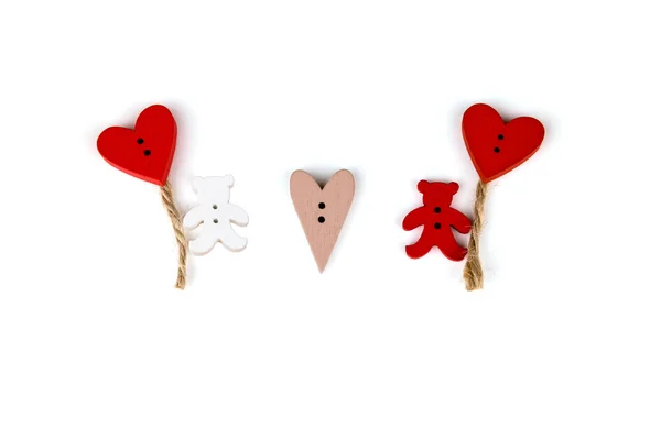 Deux ours avec des cœurs de ballons sur fond blanc. Bouton ours amour. Bouton amour. Boutons en bois. Carte postale pour la Saint-Valentin. Valentines coeurs rouges . — Photo