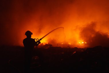 Orman yangını gece kavga itfaiyeci