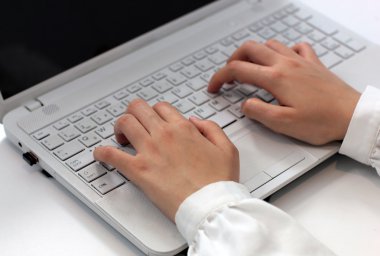 laptop klavye ve eller