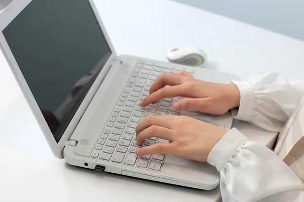 laptop klavye ve eller
