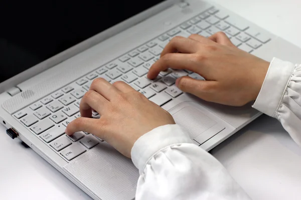 laptop klavye ve eller