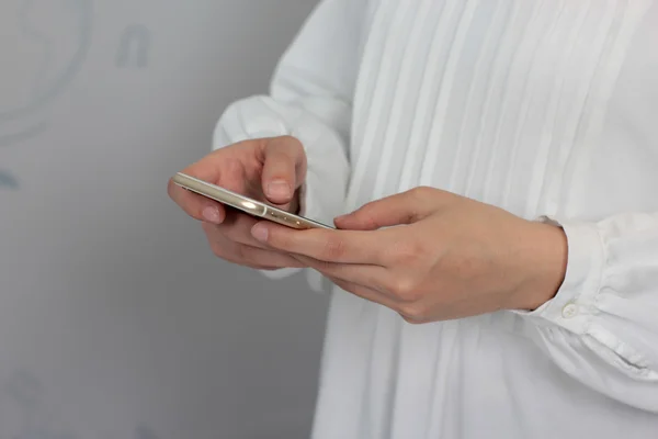 Uso de teléfonos móviles — Foto de Stock