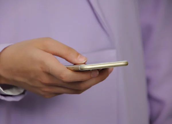 El ele tutuşan akıllı telefon