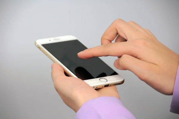 El ele tutuşan akıllı telefon